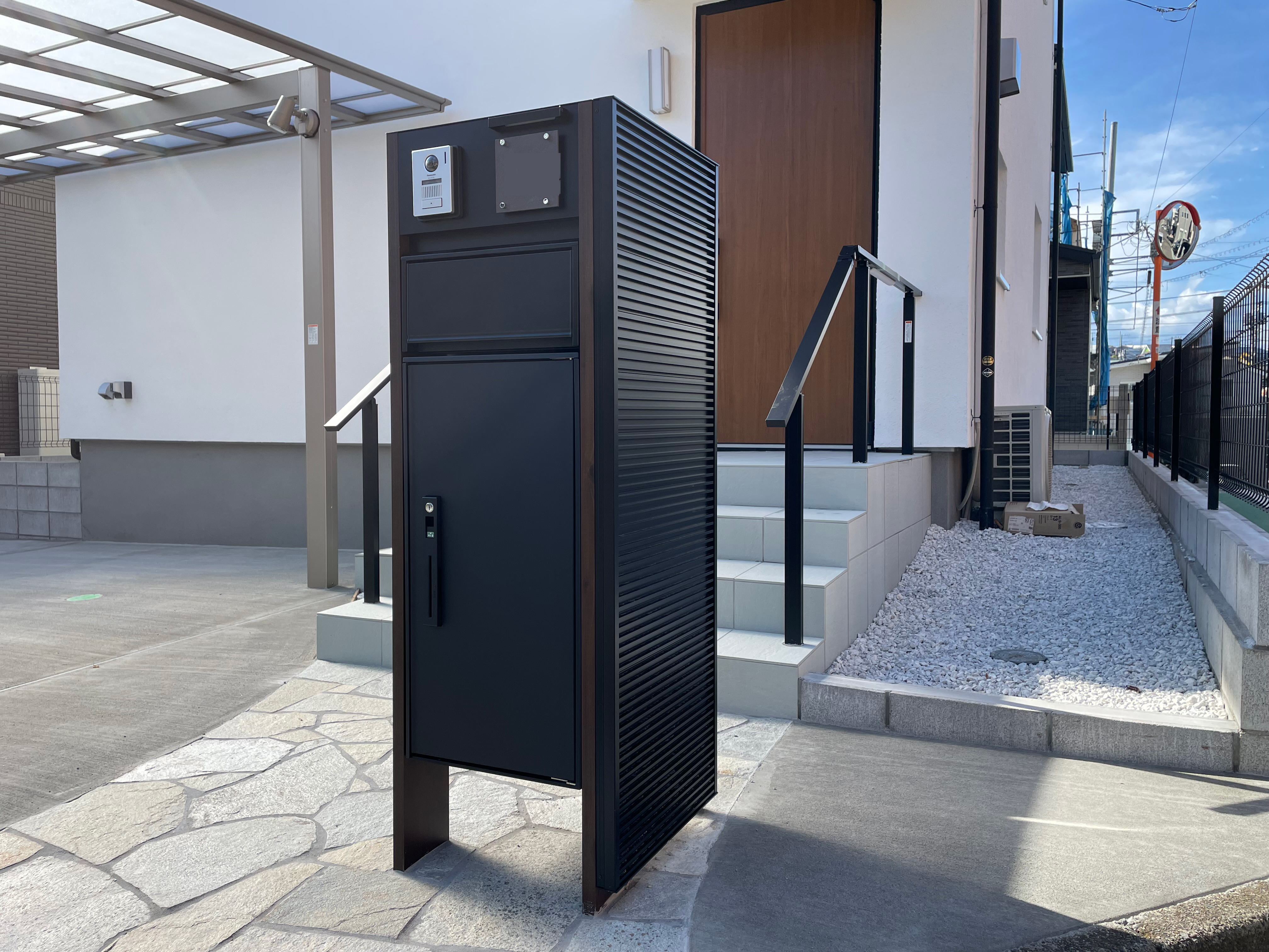 神奈川県綾瀬市Dさん施工現場の門扉アフター画像2/最新機能門柱には宅配BOXがついています