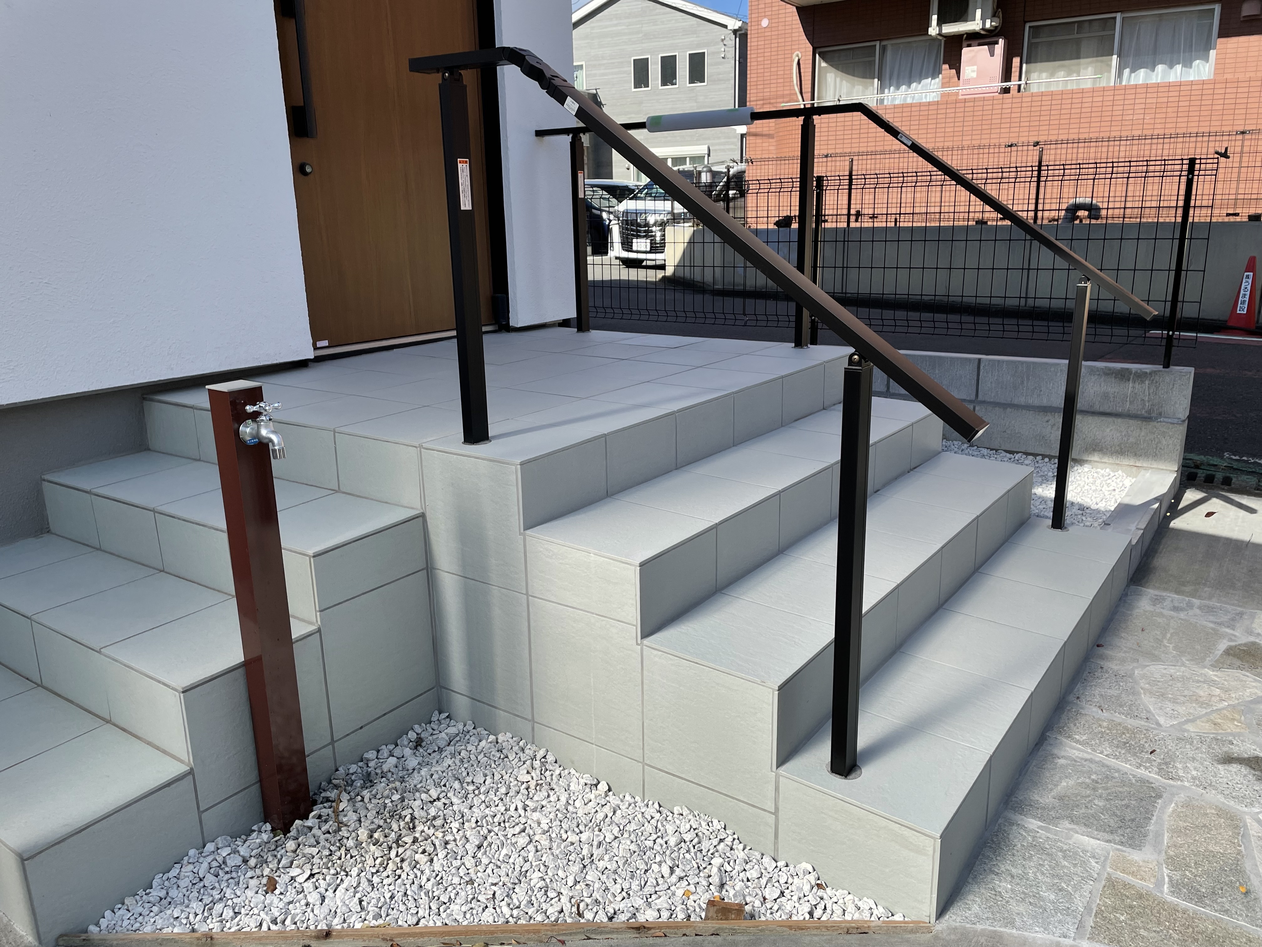 神奈川県綾瀬市Dさん施工現場の門扉アフター画像3/建物本体の階段と同じタイルの階段を増設+立水栓+砂利