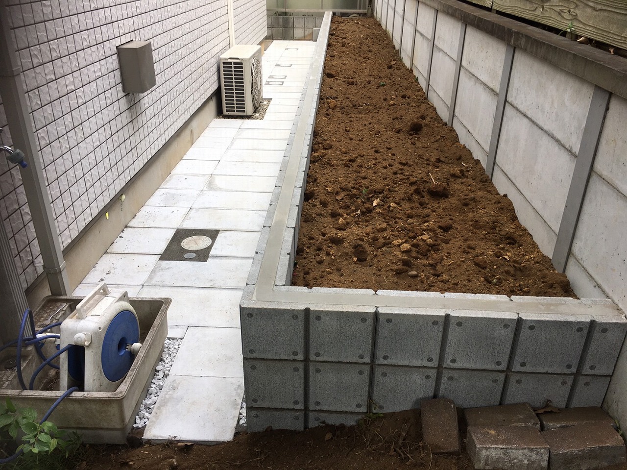 大田区田園調布A様邸2022年8月施工/建物横に花壇としてグレーのキューブブロックで菜園スペースを施工した画像