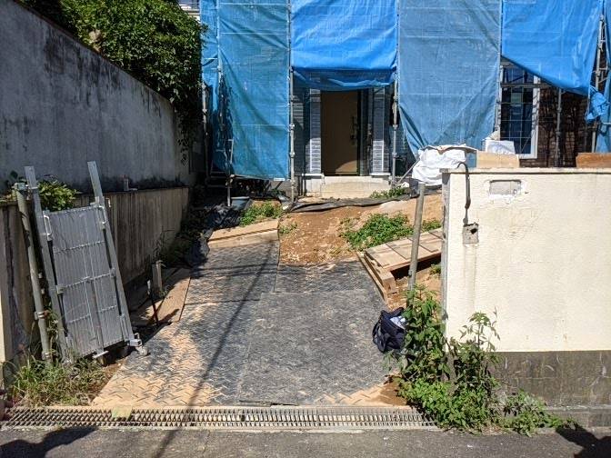 神奈川県T様の外構工事を始める前の玄関前画像