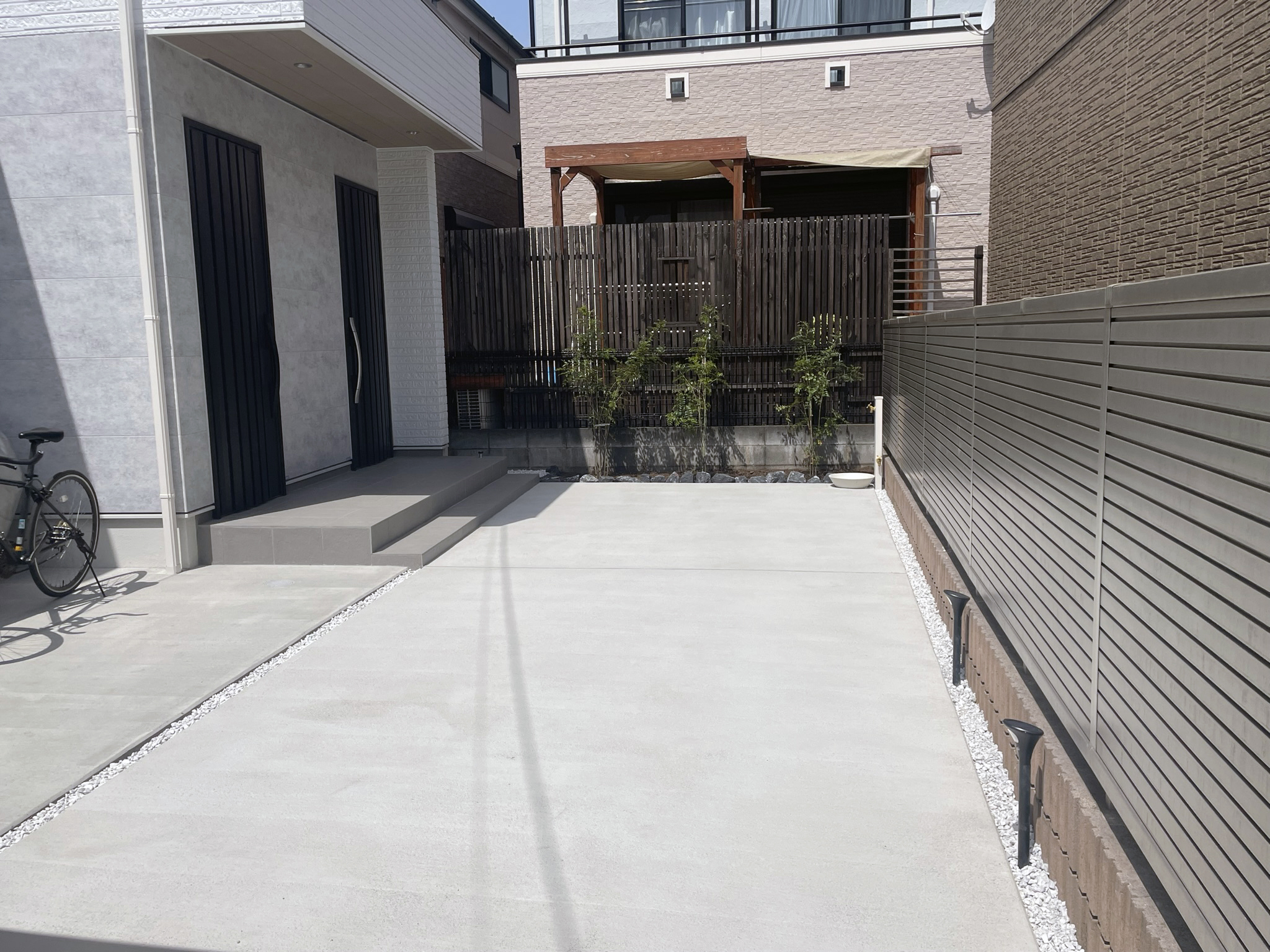 東京都世田谷区桜上水のMさん施工現場のアフター画像4/レンガの上に白いアメリカン調のフェンスを設置