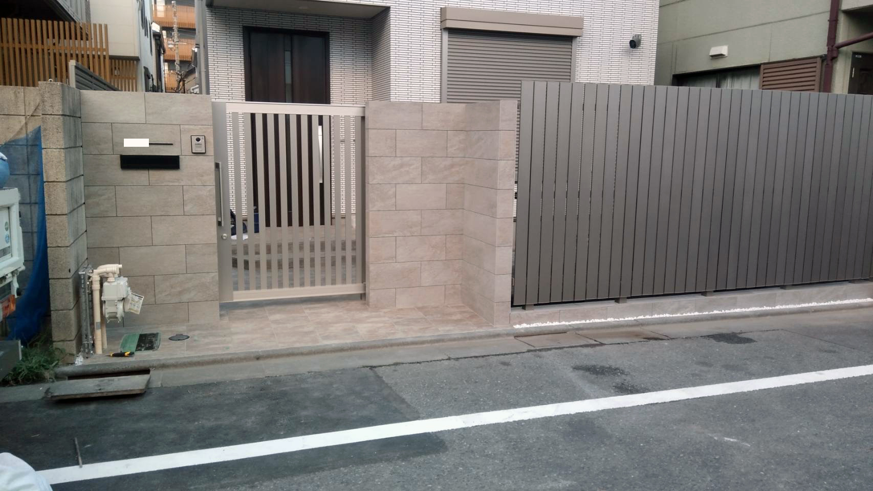 大田区A様のアフター全体画像1/門袖には天然石貼り仕上げを施し、門扉はステンカラーを組み合わせました