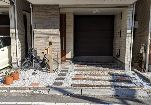 東京都大田区北糀谷A様のビフォー画像/施工前の正面全体画像・車庫は砂利と枕木になっている画像