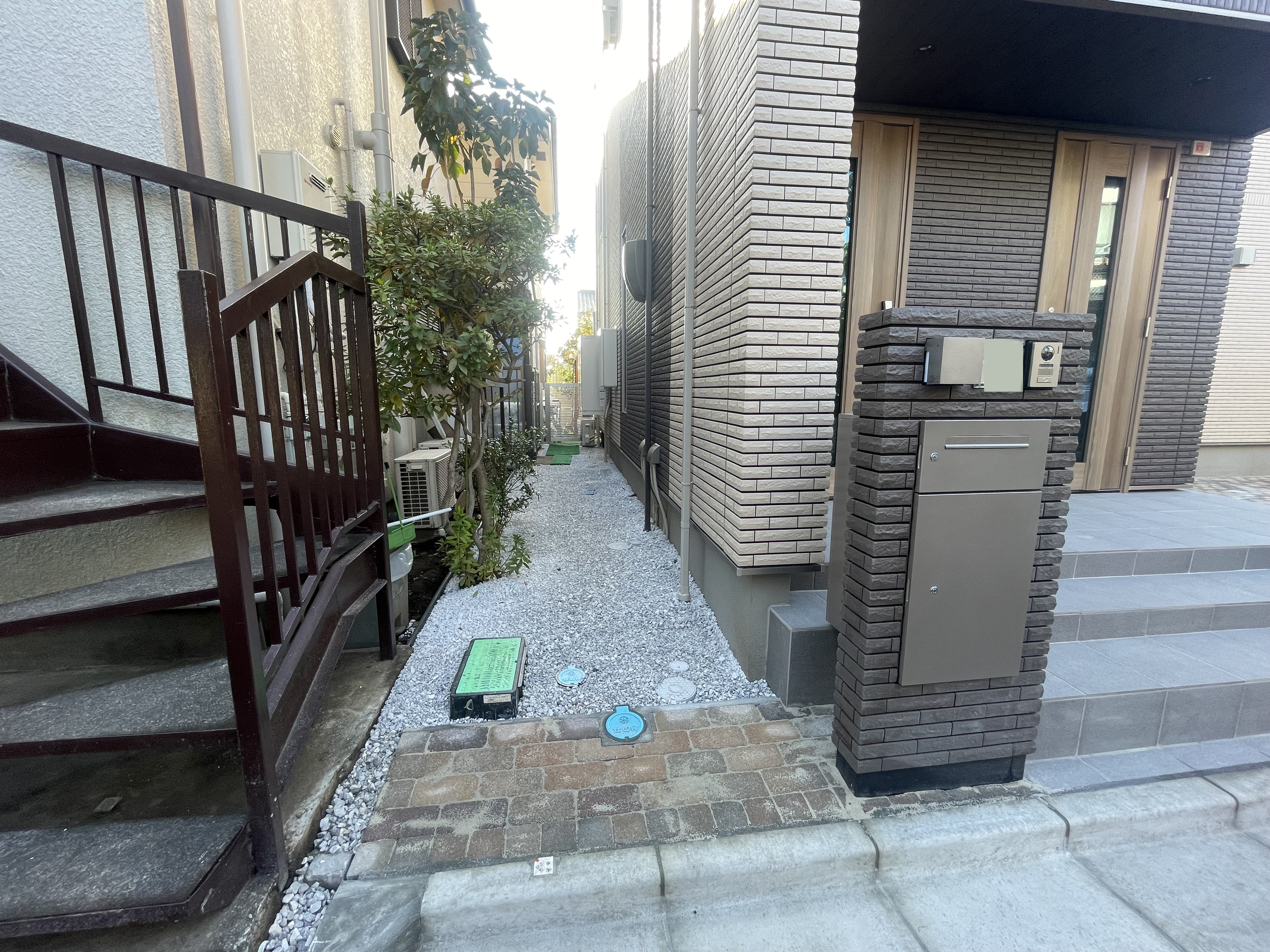 隣地との境は白砂利で防草効果をもたせたアフター画像