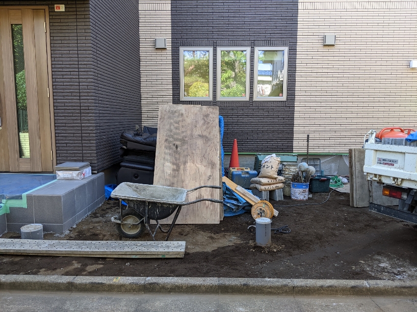 世田谷区の外構工事ビフォー画像3/玄関横の駐車場の外構工事施工前画像・もともと車庫部分は土の状態でした