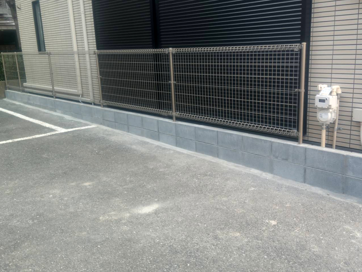 東京都大田区蒲田のM様邸現場・2025年10月撮影│隣地との境にブロック2段とメッシュフェンス施工アフター画像2│