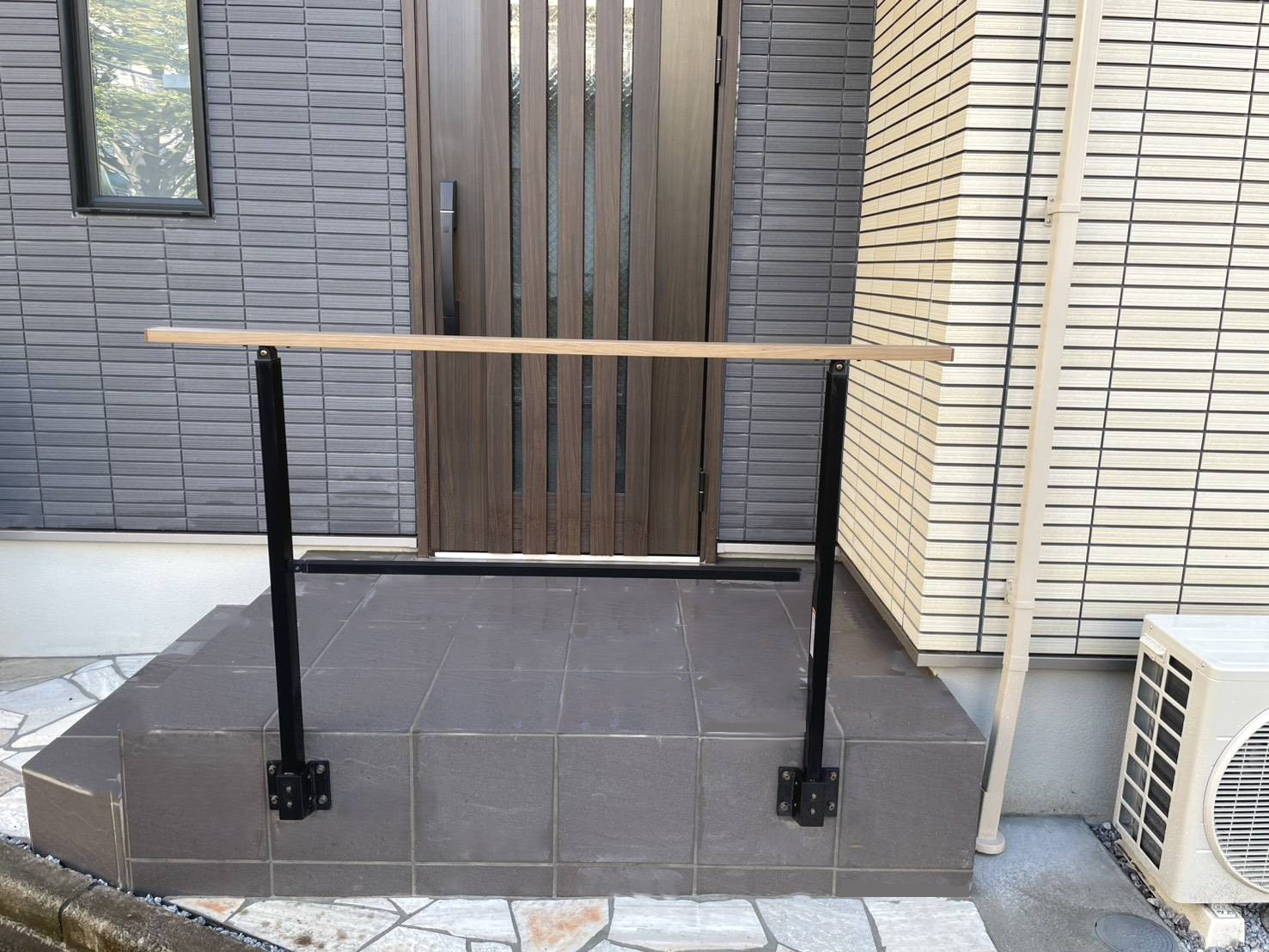 東京都大田区蒲田のM様邸現場・2025年10月撮影│玄関前の踊り場に黒い手すりを設置したアフター画像3│