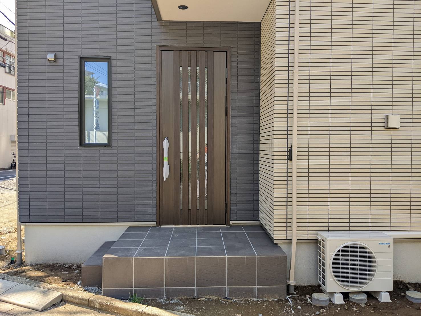 東京都大田区蒲田のM様邸現場・2025年10月撮影│玄関前のダークグレータイル周りは土・外構ビフォー画像4│