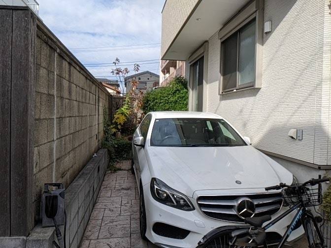 東京都大田区南久が原のT様邸現場・2025年12月撮影│植栽がある庭と車庫のビフォー1