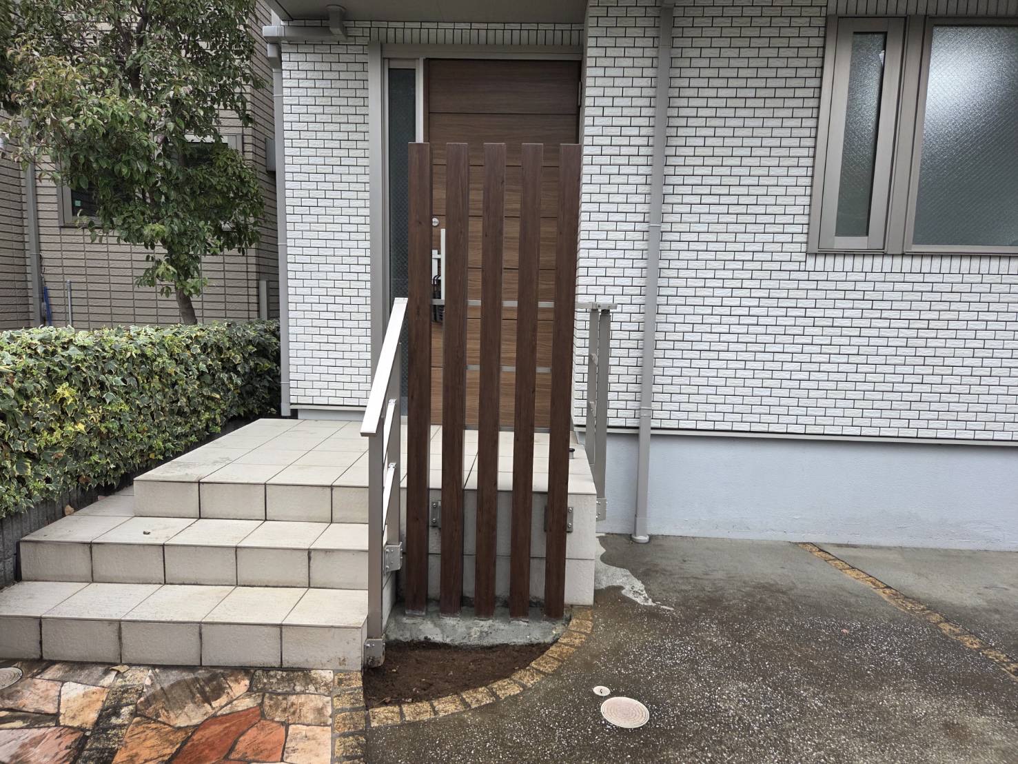 南が谷大塚駅周辺｜大田区南久が原｜角材で玄関への視線を遮る目隠しリフォーム｜アフター画像3
