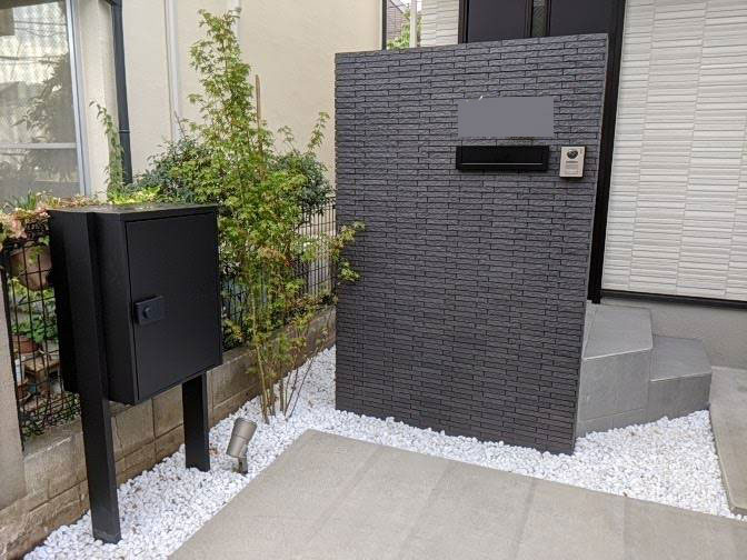 東京都世田谷区のY様邸/最新の黒い宅配ボックスを設置した玄関回りの