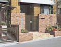 東京都世田谷区の外構工事の門まわり施工例・世田谷区でレンガ調門袖と門扉を設置した画像