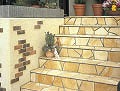 イエローベージュのジュラストーンを階段に貼り付けた世田谷区の施工例