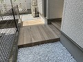 建物の玄関前にウッドベースカラーのタイルを貼った施工画像