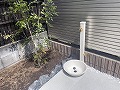 車庫の脇に外水道・白のオシャレな立水栓を設置した施工画像