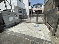 世田谷区のI様邸外構工事の施工例/車庫の引き戸を収納した状態の外構全体画像