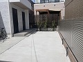 二世帯住宅の新規外構工事施工画像・玄関前は駐車スペースとしてコンクリートを打ちました