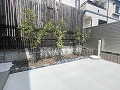 東京都世田谷区桜上水のI様邸の車庫奥スペースに植木を3本植えた画像