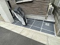 目黒区K様邸で施工した二世帯住宅の新築外構・玄関アプローチを美しくデザインした様子