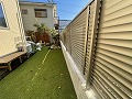 大田区H様邸の庭に人工芝を植え、隣地との境にブロックとステンカラーのフェンスを施工した画像