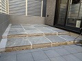 世田谷区の外構工事現場を施工した施工後のグレー系石貼り2段・三楽　オールドペイビングを使用した写真