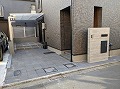 2024年2月に施工した川崎市T様邸外構・玄関前と駐輪場スペースを写した画像