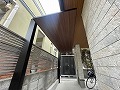 外構工事で世田谷区の下北沢駅近くのY様現場・黒い柱とブラウンウッド調屋根で自転車を雨から守る画像