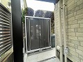 外構で世田谷区のY様邸現場をおさめた画像・駐車場と駐輪場スペースを有効利用して物置をおいた画像