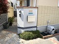 大田区での外構リフォーム施工例｜洋風の住宅に合わせたワイド車庫の駐車場拡張工事の施工画像