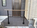大田区の蒲田付近の外構工事施工例M様0271│大田区のM様邸で玄関前踊り場に黒い手すりを設置した例