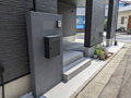 世田谷区の上町駅付近のT様現場-外構工事施工例で、ブラックのポストがポイントです