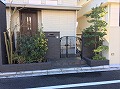 世田谷区のクローズ外構施工例・シャッターゲートと同じタイルを玄関に使用して統一感を出した外構です