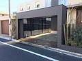 東京都クローズ外構の施工画像・車庫は高級感あるブラック系のシャッターゲートを取り付けました