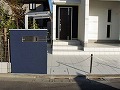ネイビーカラーの門柱にポスト、インターホンと表札を取り付けたオープン外構例