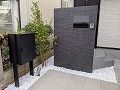 2022年6月に施工した東京都世田谷区のY様邸外構工事施工写真/玄関に黒い宅配ボックスを設置した画像
