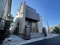 オープン外構の施工例で世田谷区八幡山H様邸の二世帯住宅外構・機能門柱は2機施工し、人気の宅配ボックスを設置しました。