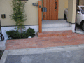 世田谷区で玄関前の小スペースに天然石を貼りつけたオープン外構の施工例