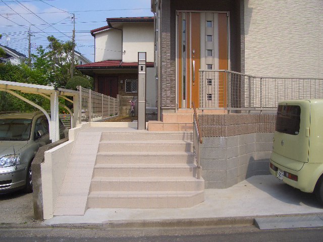 世田谷区のオープン外構、機能門柱とアプローチ、ベージュ色のタイルを貼った階段の施工画像