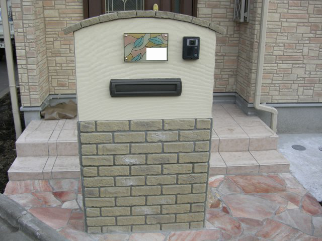 大田区のオープン外構で門柱とアプローチにタイルを貼った施工画像