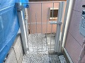 東京都O様邸リフォーム画像3/門柱内側・建物横スペース入口にステンカラーの扉を設置した画像
