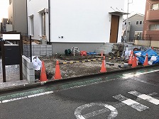 神奈川県綾瀬市D様邸外構工事施工前の写真1/車庫前
