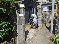 東京都世田谷区の2024年8月撮影・外構工事前の門袖画像