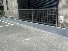 大田区F様邸の外構工事後・境界ブロック上に設置したメッシュフェンスの様子（2025年10月施工）