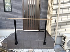 大田区F様邸の外構工事後・玄関前の踊り場に手すりを設置し周囲に天然石を乱貼りした仕上がり（2025年10月施工）