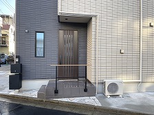 2025年施工の東京都大田区M様邸-アフターメイン画像│玄関前タイル周りに天然石貼りをしたリフォーム画像