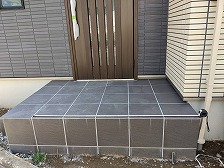 大田区F様邸の外構工事前・玄関前の踊り場まわりの拡大写真（2025年撮影）