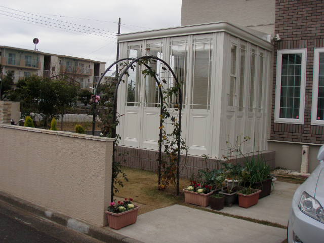 大田区 外構工事│庭に取り付けた白い洋風サンルームが建物と調和した施工例